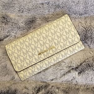 Michael Kors Jet Set Large Trifold Wallet (NWOT)